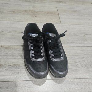 KSWISS women runners Color Black and Gray  Size 40
